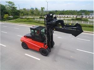 Truk Forklift Berat Diesel 16 Ton Pasang Penjepit Ban