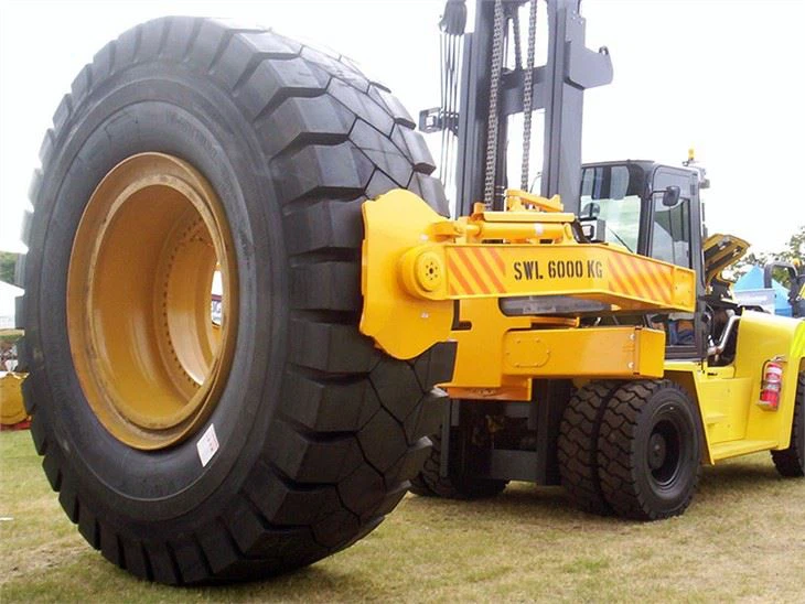 Truk Angkat Berat Dengan Penangan Ban Pertambangan