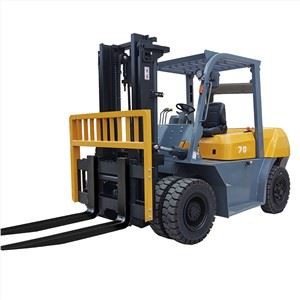 Pengerjaan Mesin 7 Ton Diesel Forklift Isuzu Di Warehouse Depot Logistics Center