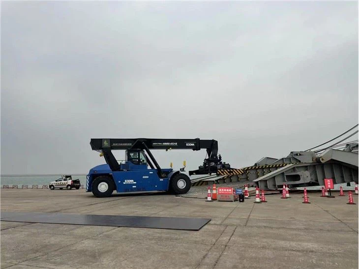 SOCMA Electric 45T Reach Stacker For Container Low Carbon Port Equipment